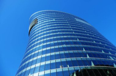 İş merkezindeki gökdelenler. Yaz günü.