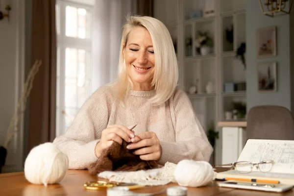 Woman Senior Adult Knitting Concept Elderly Blond Woman Holding Knitting — Stock Photo, Image
