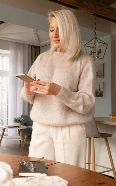 Beautiful Blonde Elderly Woman Takes Photos Knitted Scarf Hobby Retirement — Stock Photo, Image