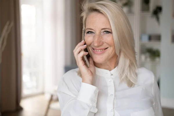 Szczęśliwa Elegancka Starsza Pani Rozmawiająca Przez Telefon Komórkowy Dzwoniąca Domu — Zdjęcie stockowe