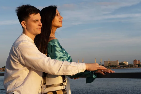 Ein Junges Liebespaar Verschiedener Nationalitäten Bewundert Den Sonnenuntergang Ufer Asiatin — Stockfoto