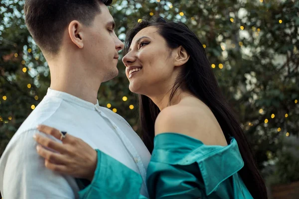 Mladý Šťastný Pár Lásce Různé Národnosti Objímání Líbání Parku Asijské — Stock fotografie
