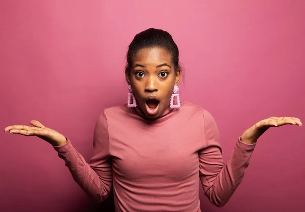 Retrato Una Joven Mujer Negra Sintiéndose Emocionada Gritando Omg Wow —  Fotos de Stock