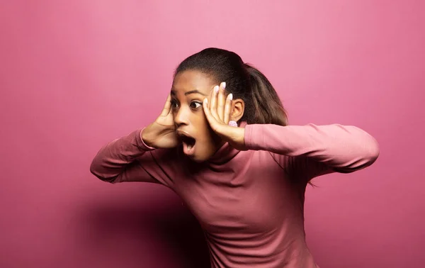 若いアフリカ系アメリカ人女性がカメラを向けると 口を開けて頭を掻き 驚くほどに見えるようにし 悪い知らせを実現し ピンクの背景を背景に立っています 民族的概念 — ストック写真