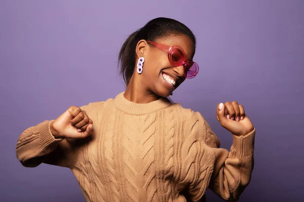 Wanita Muda African Amerika Yang Menawan Mengenakan Sweater Beige Dan — Stok Foto