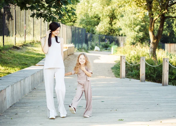 Uma Filha Segura Mão Mãe Mãe Filha Caminham Parque Verão — Fotografia de Stock