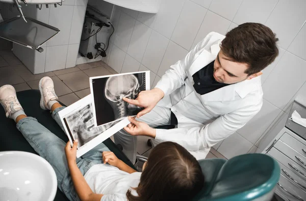 口腔医学 技术和保健概念 在牙科诊所办公室展示牙齿X光片的男牙医 顶部视图 — 图库照片