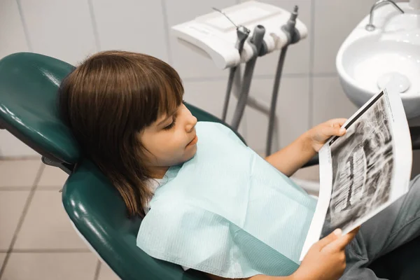 口腔医学 技术和保健概念 在牙科诊所办公室持有牙齿X光的女童 — 图库照片