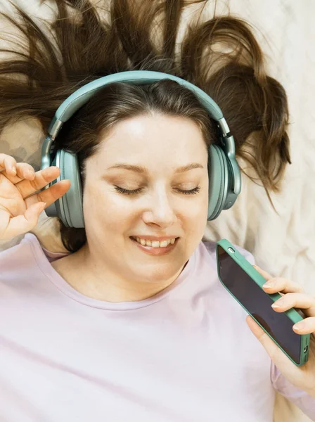 Pretty Adult Woman Lies Bed Headphones Listens Music Her Eyes — Stock Photo, Image