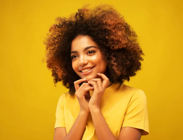Lifestyle Emotie People Concept Jonge Lachende Afro Amerikaanse Vrouw Draagt — Stockfoto