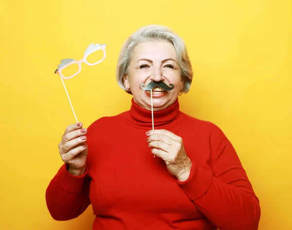 Koncepcja Stylu Życia Starców Zabawna Babcia Czerwonym Swetrze Sztucznymi Wąsami — Zdjęcie stockowe
