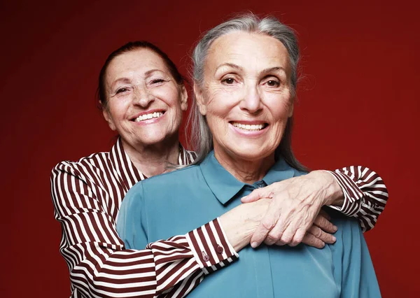 Styl Życia Miłość Przyjaźń Koncepcja Starców Dwie Starsze Kobiety Przytulające — Zdjęcie stockowe