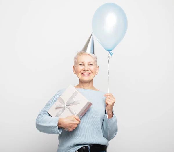 Lidé Stárnutí Vyspělost Úžasné Starší Žena Krátkými Vlasy Hlavě Party — Stock fotografie