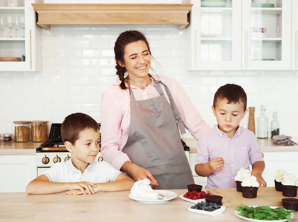 Šťastná Rodina Kuchyni Mladá Máma Dva Malí Kluci Bratři Dělají — Stock fotografie