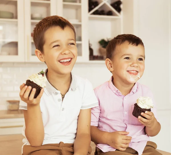 Funny Two Brothers Male Kids Sitting Together Kitchen Table Eating — Stock Photo, Image