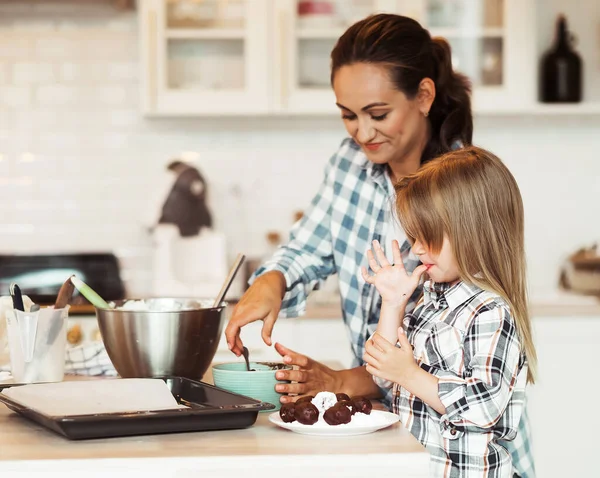 Mom Her Years Old Daughter Cooking Kitchen Mothers Day Family — Stock Photo, Image