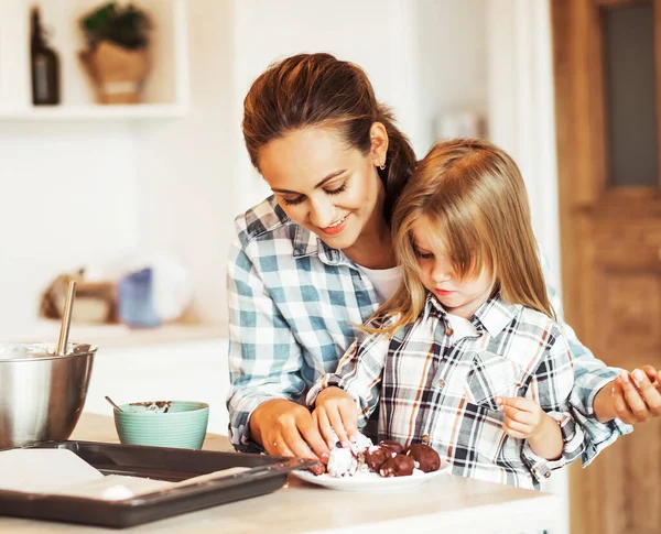 Mom Her Years Old Daughter Cooking Kitchen Mothers Day Family — Stock Photo, Image