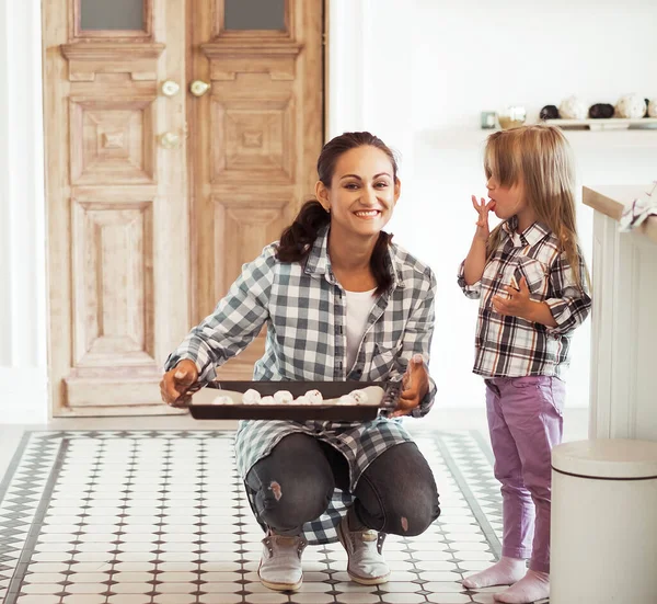 Mutter Mit Ihrer Jährigen Tochter Kochen Der Küche Zum Muttertag — Stockfoto