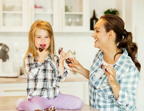 Mutter Mit Ihrer Jährigen Tochter Kochen Der Küche Zum Muttertag — Stockfoto