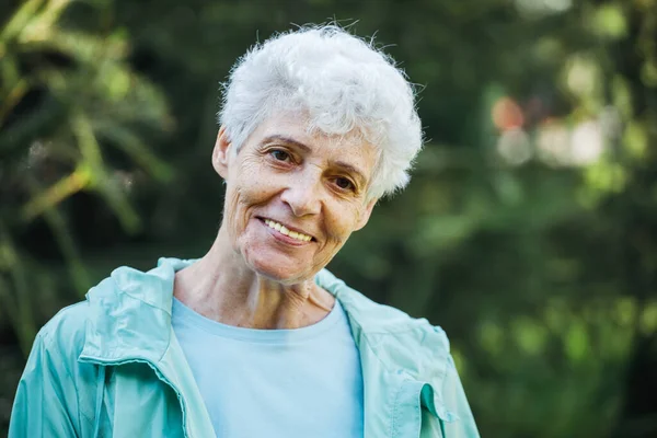 在公园里笑着的漂亮老年妇女 关于老年人 年资和健康老化的概念 — 图库照片