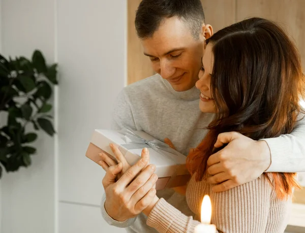 Young Man Hugs Happy Woman Gives Her Gift Love Family — Stock Photo, Image