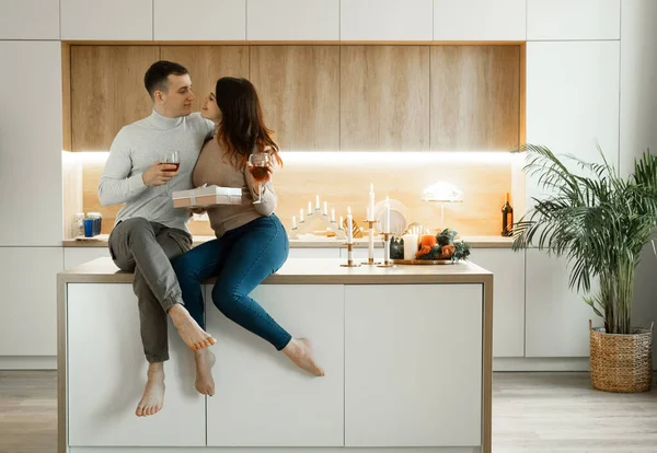 Young Couple Love Drinking Red Wine House Kitchen Happy Millenial — Stock Photo, Image