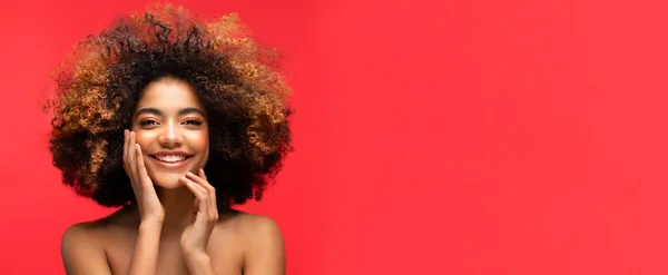生活方式 情感和人的观念 年轻美丽的非洲裔美国女人 有着一头非洲式的头发 微笑着 感到快乐 红底特写特写 — 图库照片