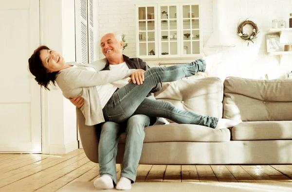 Gelukkig Ouder Stel Knuffelend Lachend Gelukkig Samen Tijd Doorbrengen Een Rechtenvrije Stockfoto's