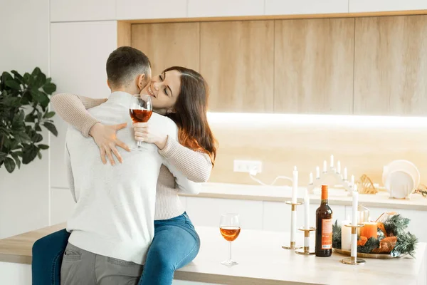 Romantik Genç Güzel Bir Çift Ellerinde Bardaklarla Modern Rahat Mutfak Telifsiz Stok Fotoğraflar