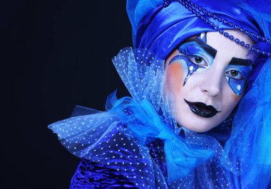 Siyah arka planda sanatsal makyajı olan güzel bir bayan. Bebek stili. Kapat..