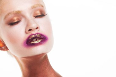 Çok renkli, göz makyajlı ve beyaz arka planda izole edilmiş dudaklı güzel bir kadının güzel yüzü. Gözleri kapalı model bir kadın..