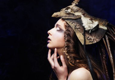 Yaratıcı makyajlı genç bir kadın. Cadılar Bayramı teması. Kapat..