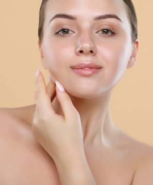 Beauty Woman portresi. Mükemmel Taze Temiz Ciltli Güzel Spa Mankeni. Kameraya bakıyor ve gülümsüyor. Gençlik, güzellik ve cilt bakımı kavramı.