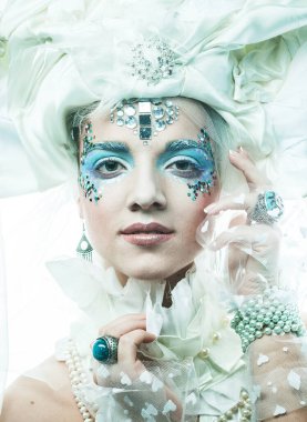 Parti, Noel ve insanlar, Noel partisi kostümlü hoş bir kadın. Yaratıcı makyaj, saç stili, yakın plan portre. Kış stili, Kar Kraliçesi.