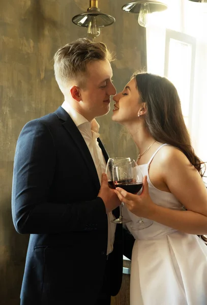 Familien Und Jugendkonzept Junges Brautpaar Trinkt Wein Und Lächelt Über — Stockfoto