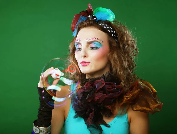 Yaratıcı Makyajlı Genç Kıvırcık Kadın Yeşil Arka Planda Sabun Köpüğü — Stok fotoğraf