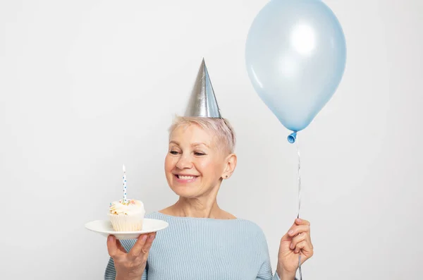 Nsanlar Parti Yaşlanma Olgunluk Kavramı Doğum Gününü Kutlayan Koni Şapkalı — Stok fotoğraf
