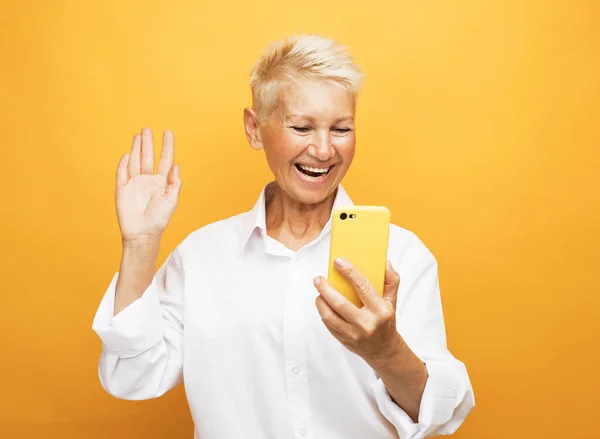 Photo Elderly Woman Wear Short Blond Hair Use Smartphone Impressed — Stock Photo, Image