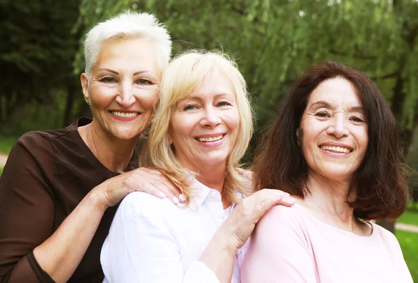 Счастливые Пожилые Женщины Веселятся Вместе Свежем Воздухе Люди Старшего Поколения — стоковое фото