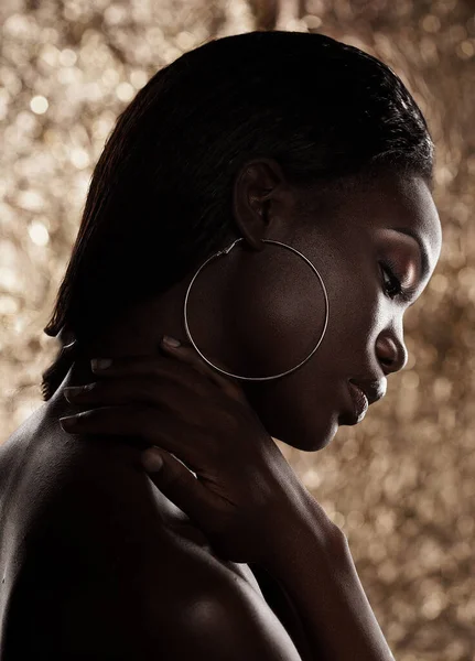 Schoonheidsportret Van Aantrekkelijke Jonge Halfnaakte Afrikaanse Vrouw Met Kort Zwart — Stockfoto