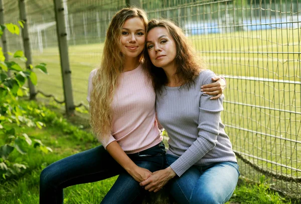 Duas Mulheres Estão Sentadas Relva Parque Lado Campo Futebol Mulher — Fotografia de Stock