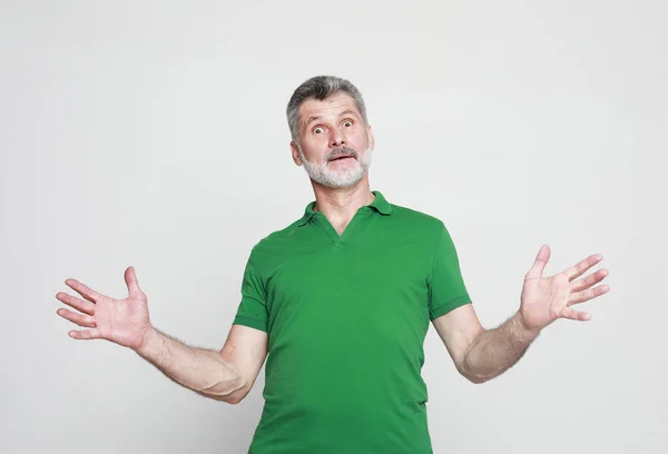 Överraskad Glad Äldre Man Bär Grön Shirt Med Grått Skägg — Stockfoto