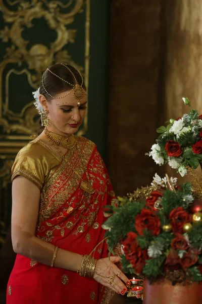 穿着传统印度服装 头戴婚纱 头戴珠宝的年轻漂亮女子 莎莉的宝莱坞女舞蹈家阿拉伯肚皮舞者 — 图库照片