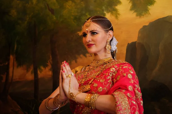 穿着红莎丽的年轻女子 传统的印度新娘 双手交叉 无拘无束 近身特写 — 图库照片