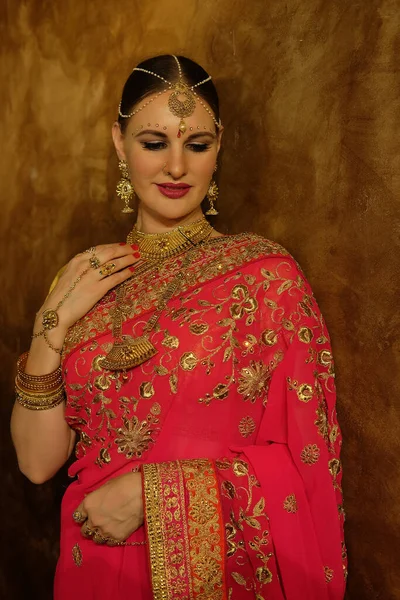 Belle Jeune Femme Vêtements Indiens Traditionnels Avec Maquillage Nuptial Bijoux — Photo