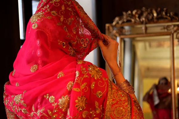 Een Mooie Vrouw Een Rode Sari Traditionele Indiase Trouwjurk Bruid — Stockfoto