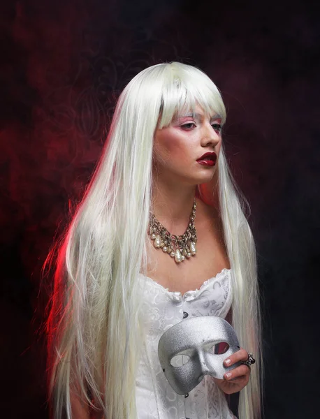 Κόμμα Και Μόδα Έννοια Όμορφη Νεαρή Γυναίκα Μακριά Άσπρα Μαλλιά — Φωτογραφία Αρχείου