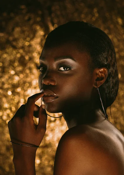 Parlak Makyajlı Güzel Bir Afrikalı Kadın Altın Bir Arkaplanda Poz — Stok fotoğraf