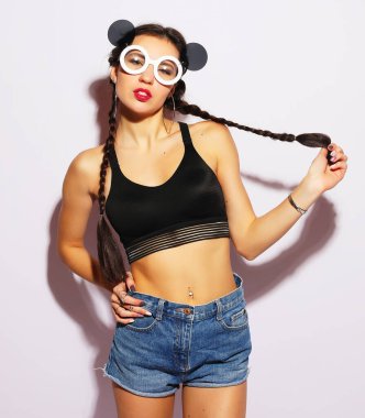 Yaratıcı güneş gözlüğü, güzellik, insanlar ve moda konsepti takan çekici genç bir kadın..