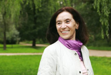 Bahar parkında güzel, yaşlı bir kadın. Yaşlı, mutlu bir emekli kadın. Kapatın. Altın Çağ.